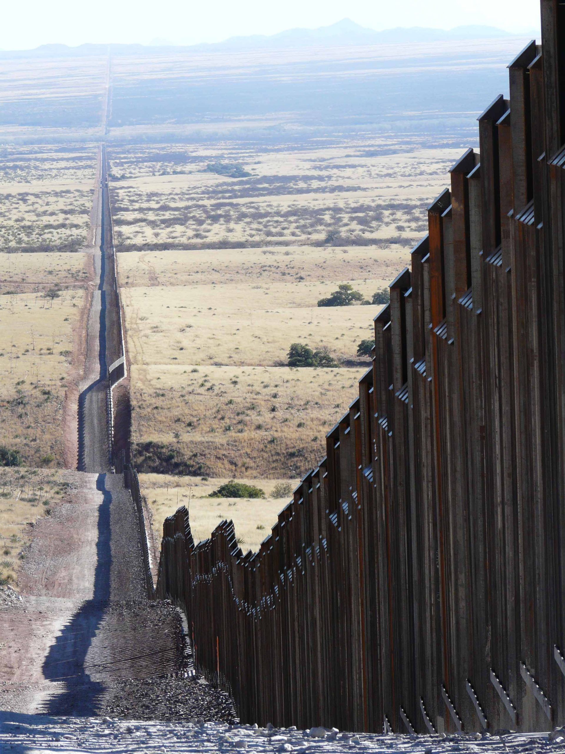 El marcado aumento de lesiones y muertes entre quienes intentan saltar el «infranqueable» muro de Trump desde México a EE.UU.