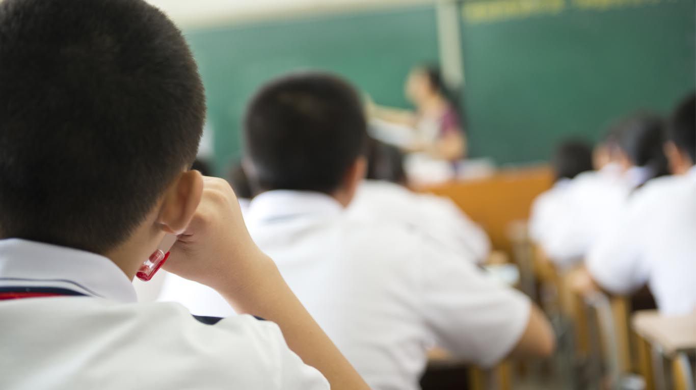 Profesora le regaló zapatillas a un estudiante de escasos recursos y él se las dio a su mamá: «Ella las necesita más»