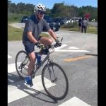 Cae Presidente Biden de bicicleta (VIDEO)