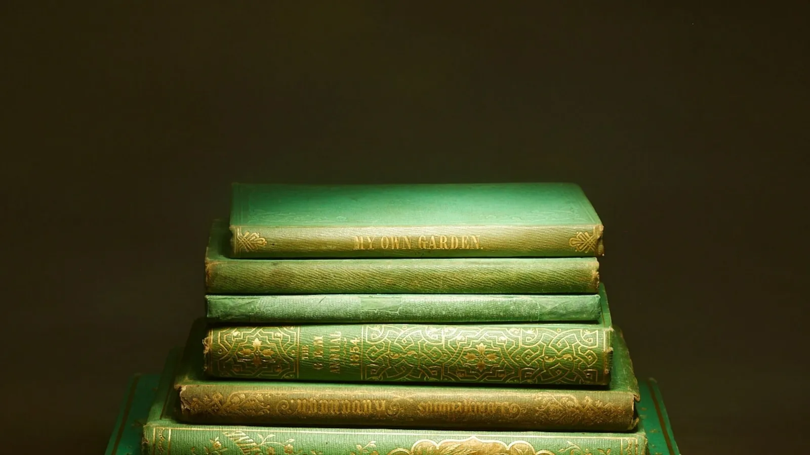 Libros venenosos: alertan sobre el peligro de un pigmento verde que resultó ser tóxico