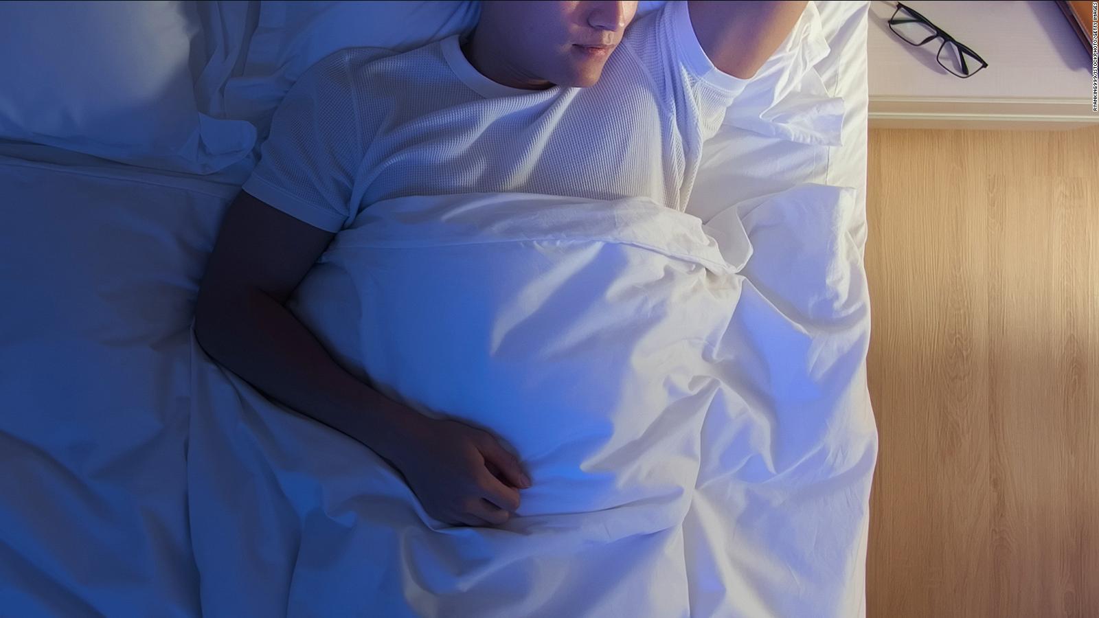 La exposición a cualquier tipo de luz durante el sueño se relaciona con la obesidad y problemas de salud graves, según un estudio