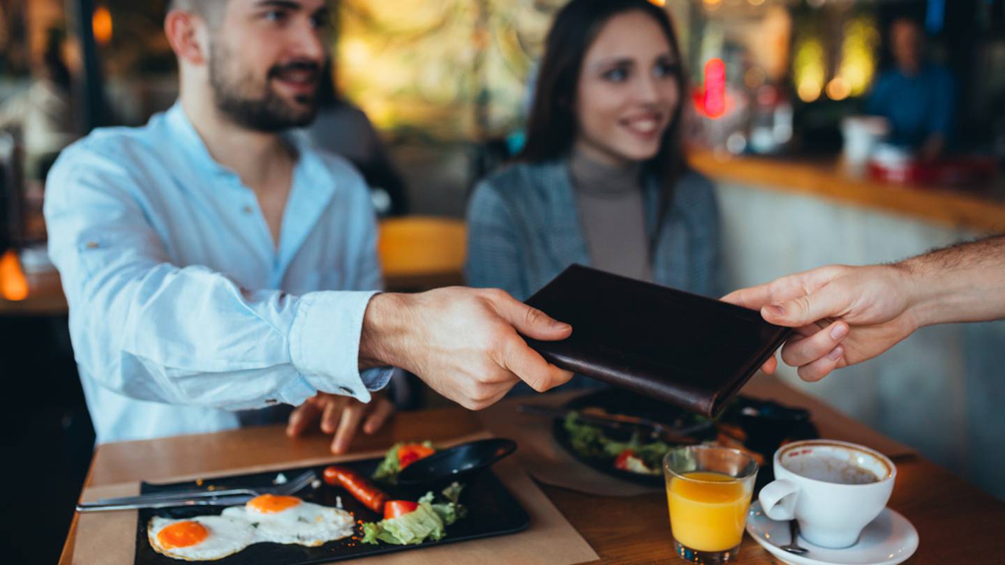 Qué hacer si un restaurante te incluye la propina en la cuenta