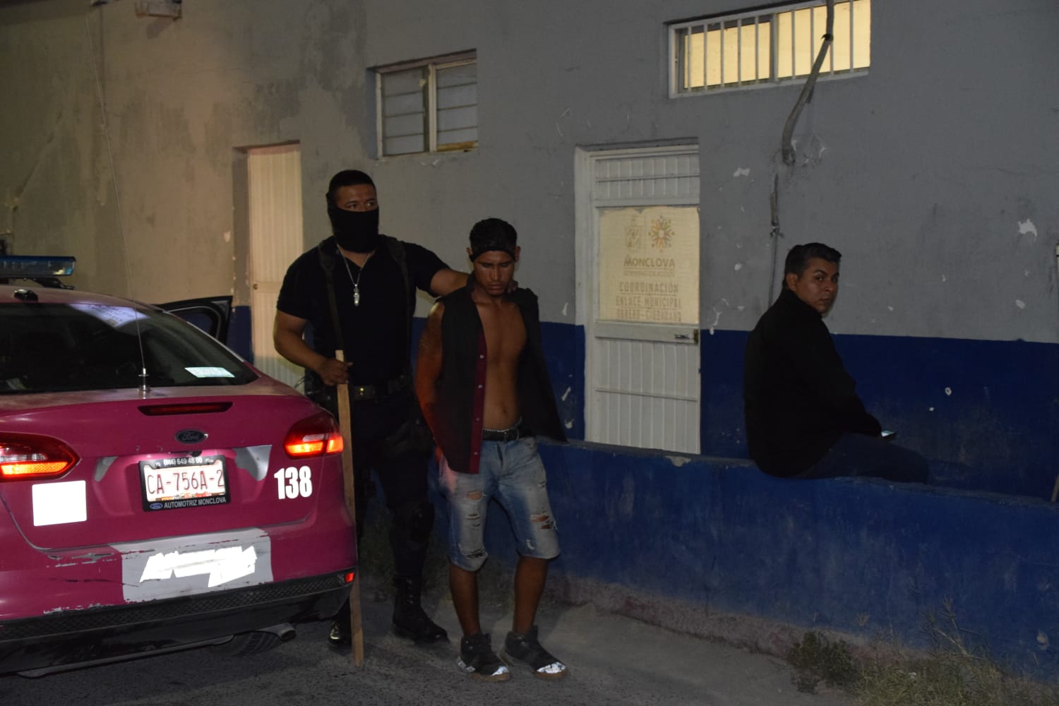 Intenta drogadicto golpear a una mujer