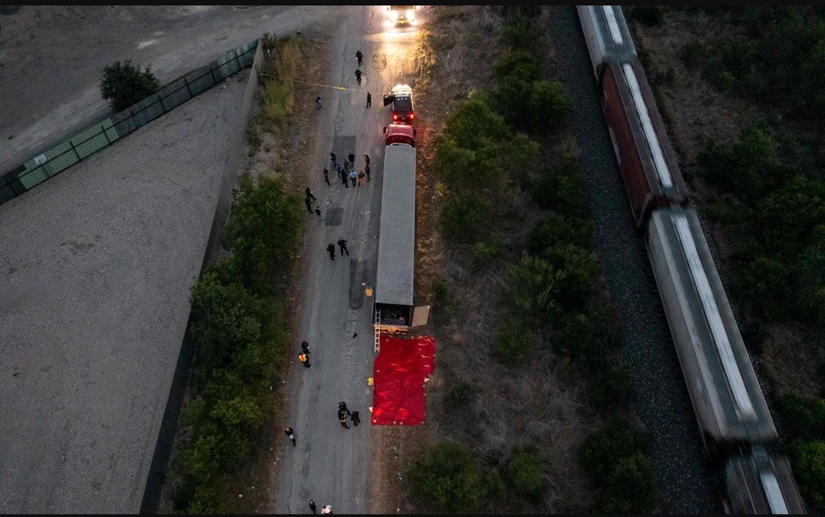 Migrantes fallecidos dentro de tráiler en Texas fueron rociados con condimento para bisteces para disfrazar su olor