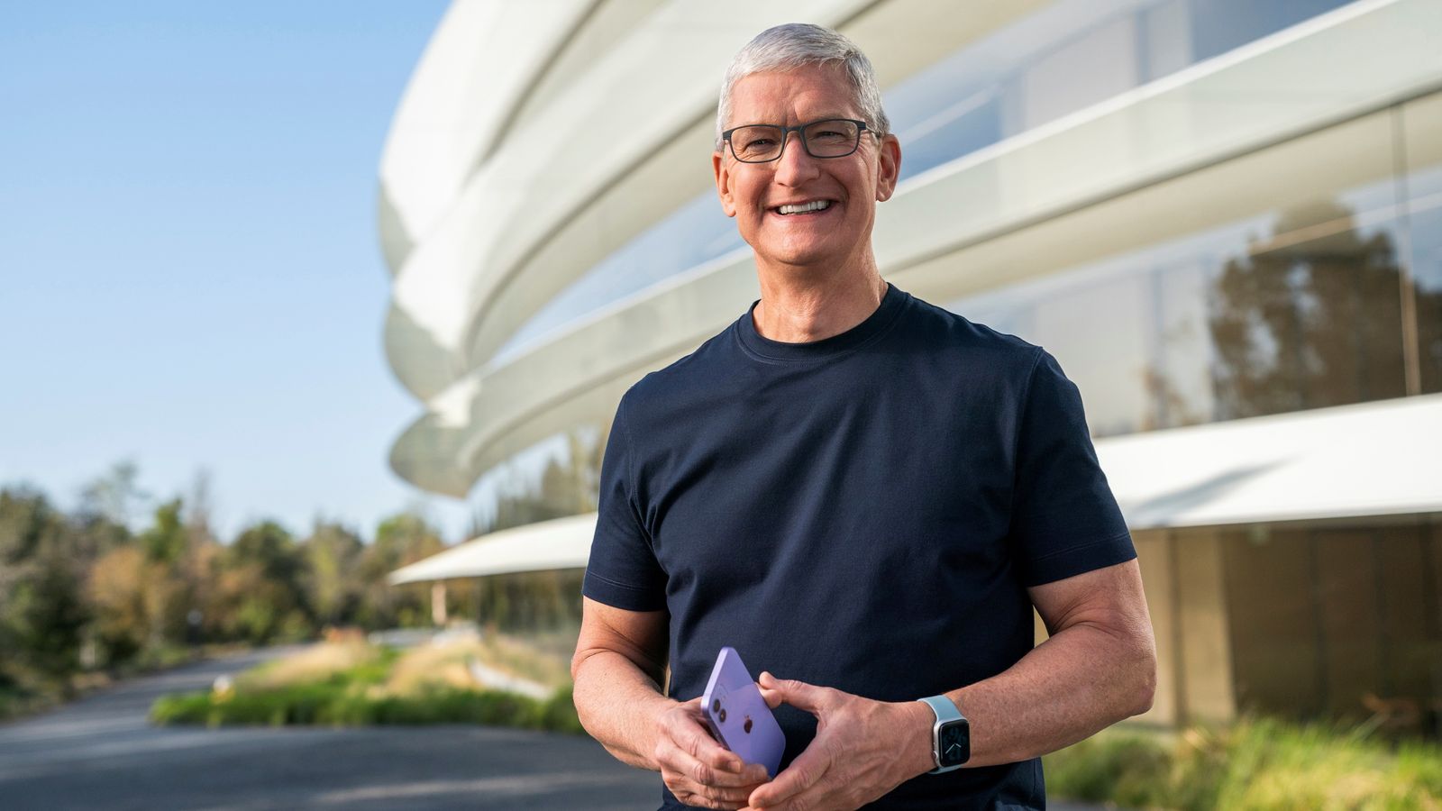 Critican a Tim Cook por dar entrevista a medio chino