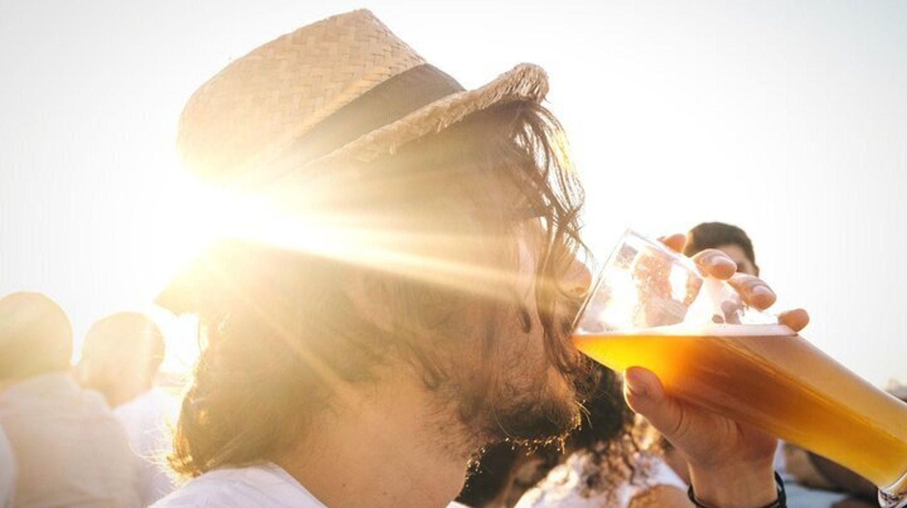 Los expertos recomiendan no tomar alcohol en medio del calor. ¿Por qué?