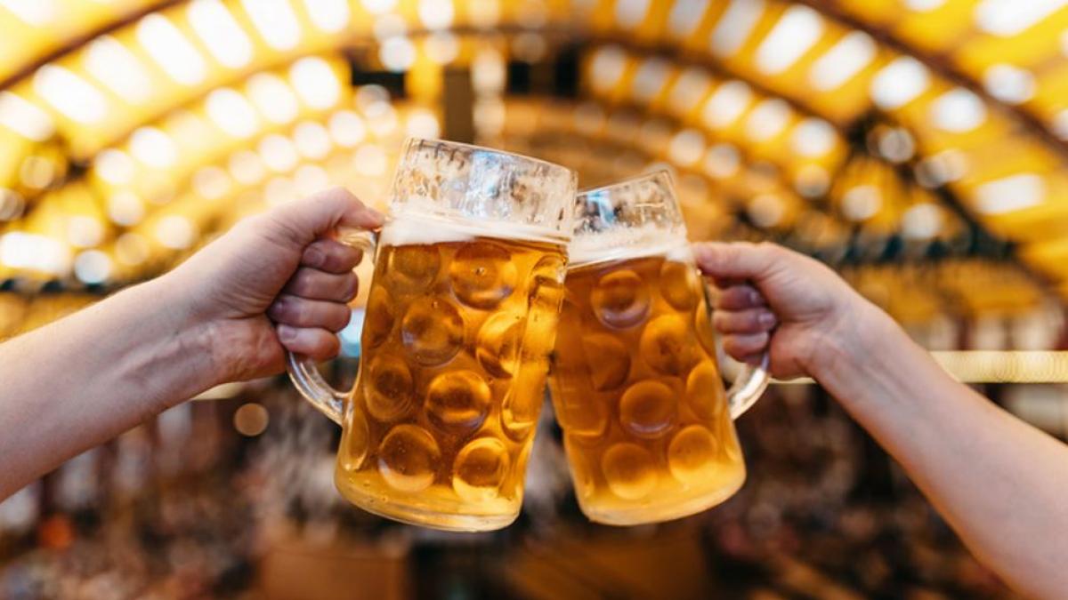 Por qué no debes tomar cerveza en vasos fríos