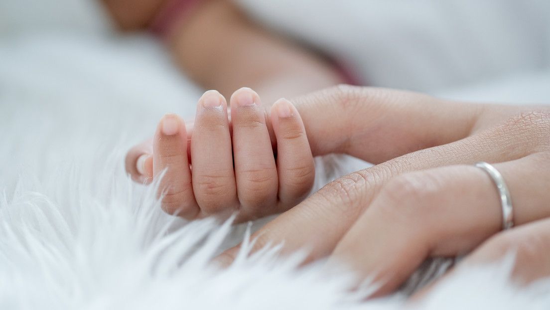 «Poliamor filiatorio»: la Justicia argentina reconoce que un bebé tenga dos padres y una madre que se conocieron en una web para tener hijos