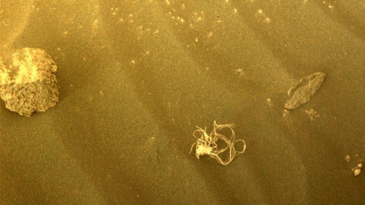 Rover de la NASA encuentra un extraño objeto enredado en Marte