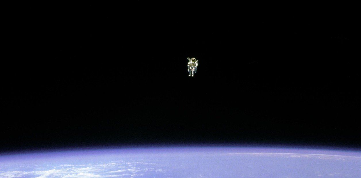 El estremecedor momento en que un astronauta quedó flotando sin ataduras en el espacio