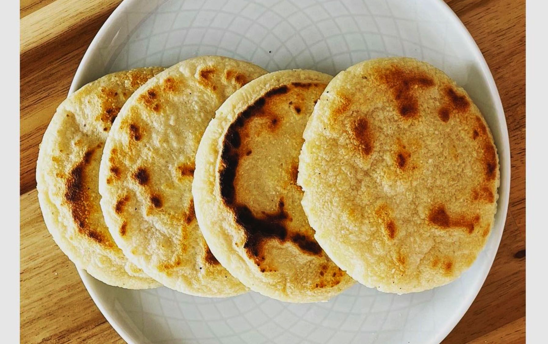 Cocina gorditas al comal de frijol y garbanzo