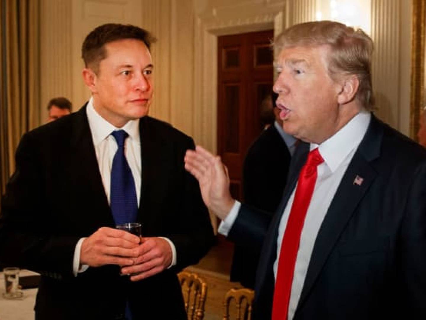 Fundador de LinkedIn defiende a Elon Musk y critica a Trump