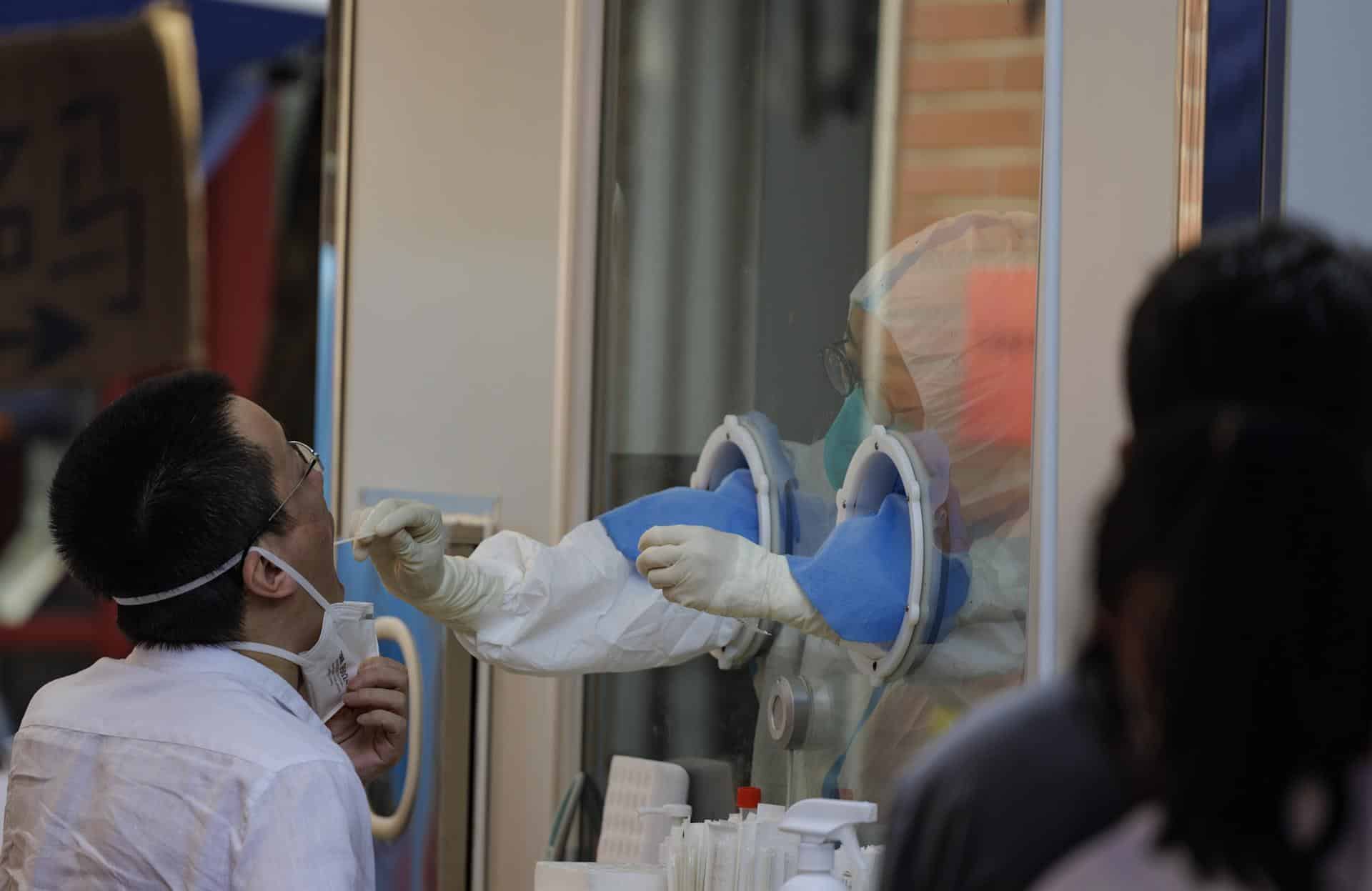 Covid-19 sigue siendo una emergencia de salud mundial: OMS