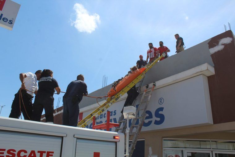 Pintor sufre descarga en techo de farmacia