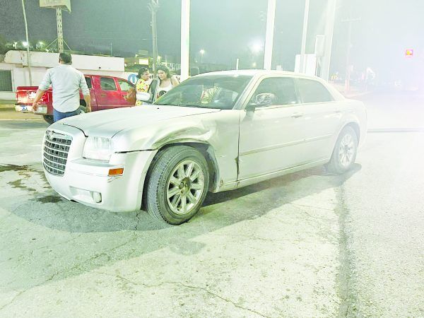 Arremanga carro al volarse semáforo