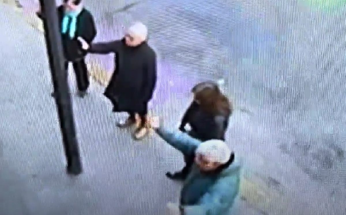 Grupo de religiosos rocía agua bendita y hace ‘ritual’ frente a bar gay; video se vuelve viral