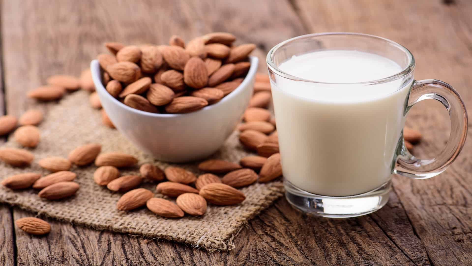 ¿Cómo se hace la leche de almendras y otras leches vegetales?