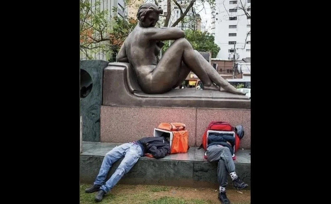 La foto de los repartidores que encendió el debate sobre la “uberización” 