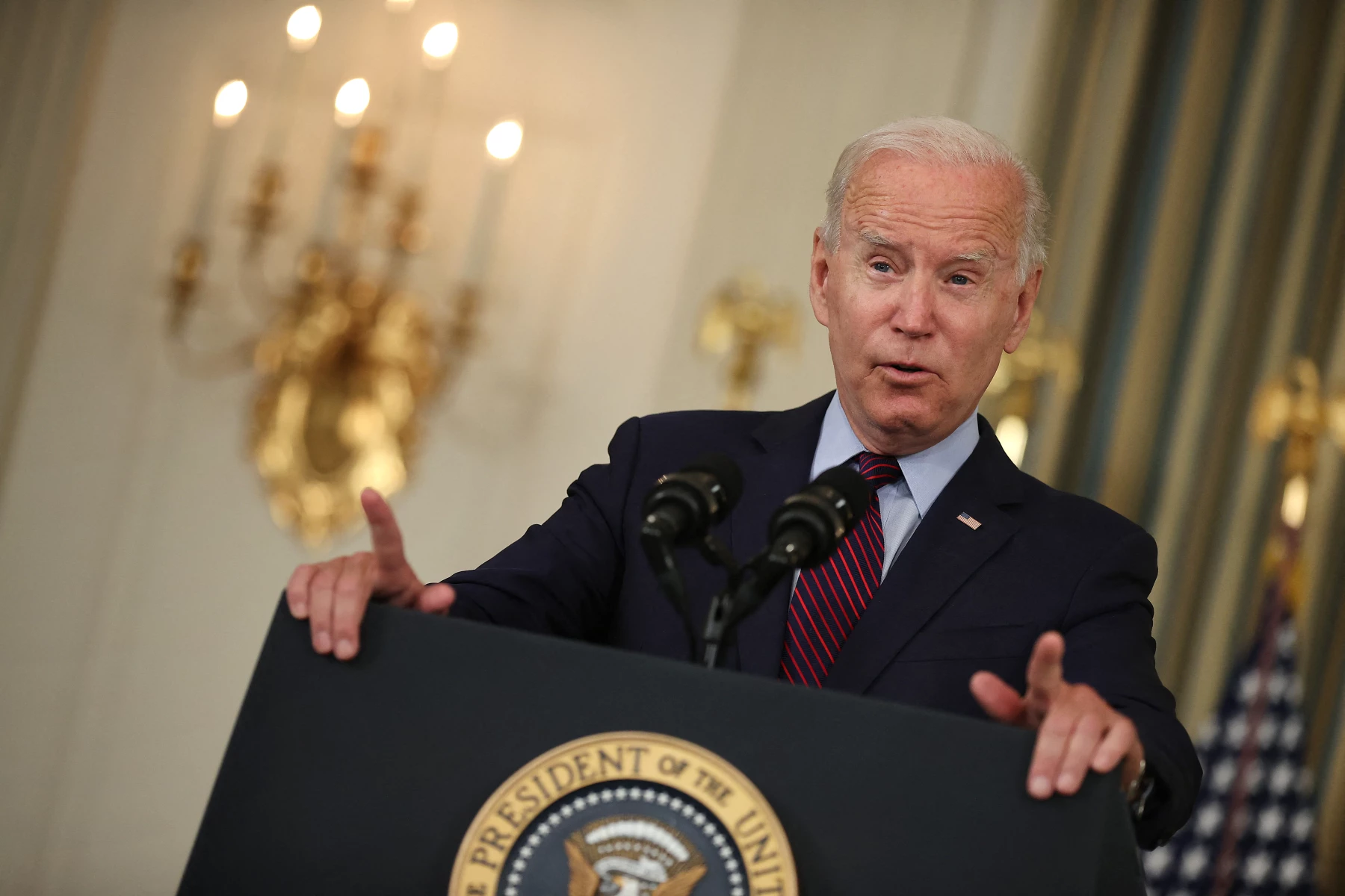 Joe Biden firma ley para impulsar con 52,000 MDD la fabricación de chips en EU