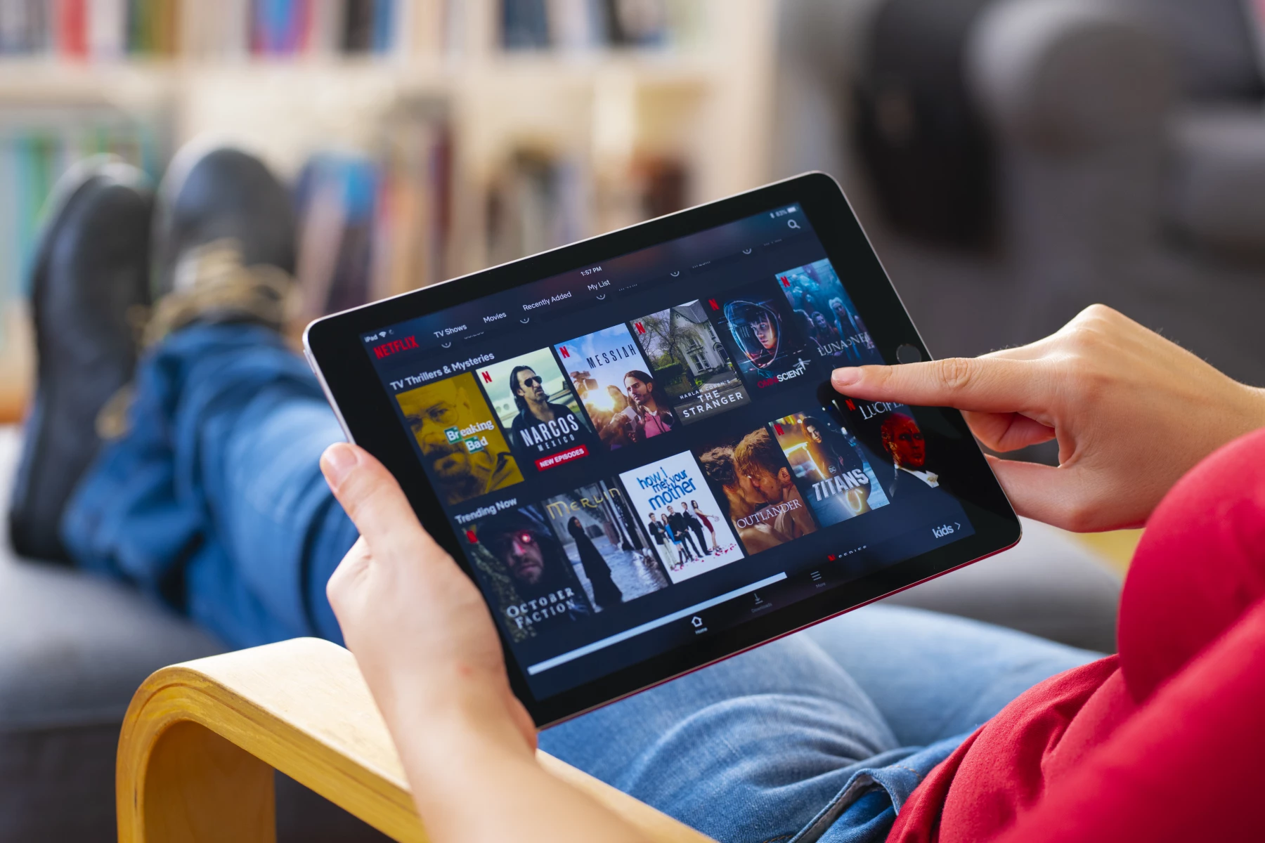 El modelo de Netflix con publicidad no incluiría contenido offline, reporte