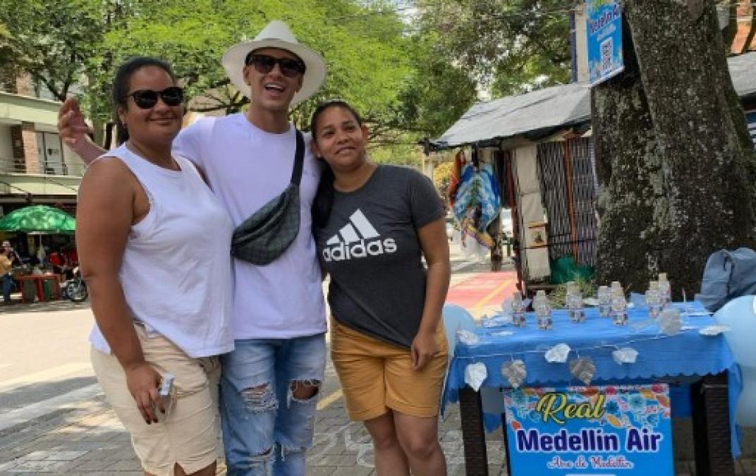 Medellín Air, la marca de un joven que vende aire embotellado en dólares