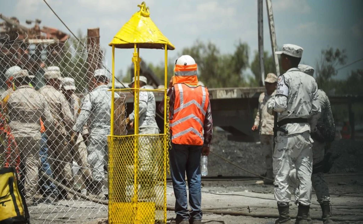 Con jaula, alistan rescate de 10 mineros atrapados en pozo en Coahuila