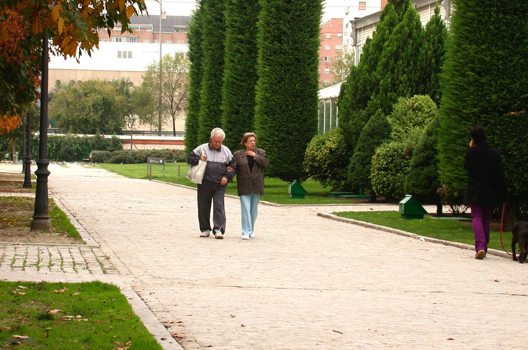 Caminar este número de pasos al día puede reducir tu riesgo de padecer demencia