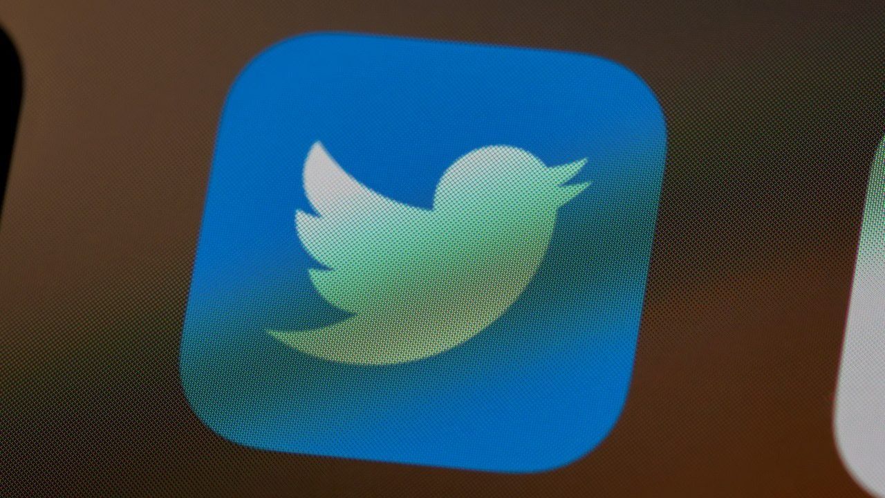 Mayoría de accionistas de Twitter votan a favor de venta de la empresa a Elon Musk