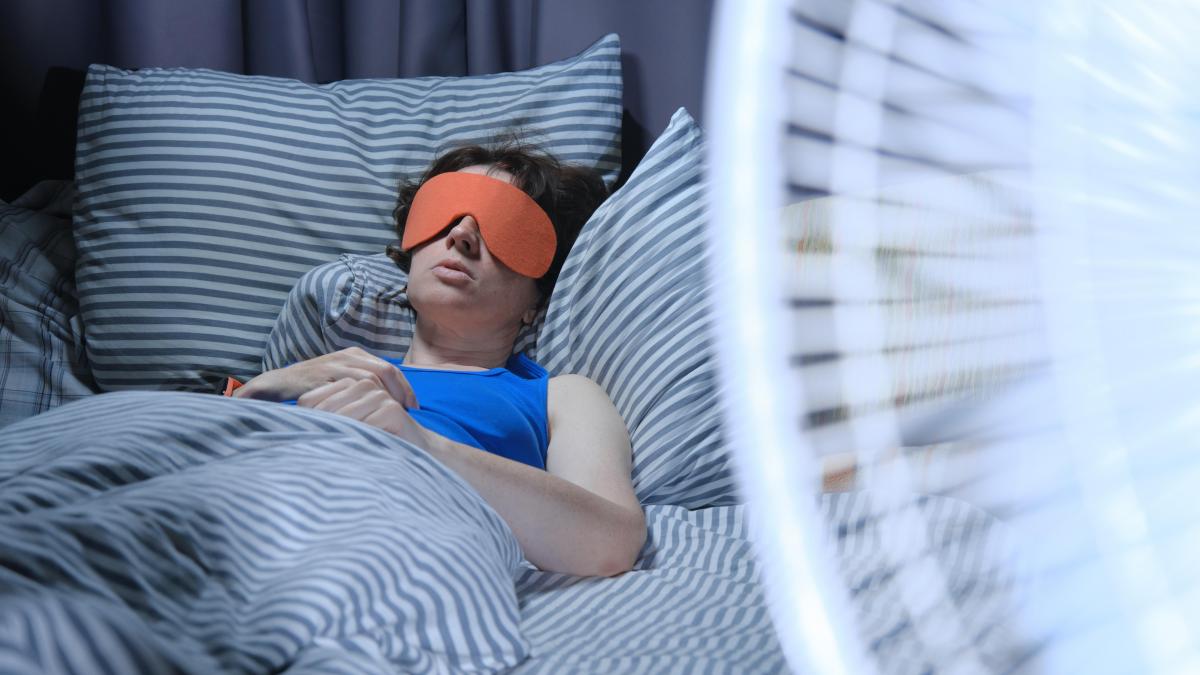 Así puedes conciliar el sueño durante una ola de calor, según los expertos