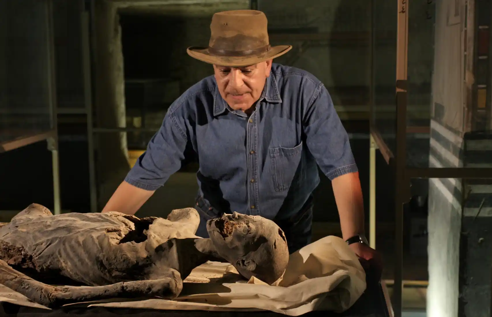 Zahi Hawass: «Estoy seguro de que una de las momias femeninas que estoy estudiando es Nefertiti»
