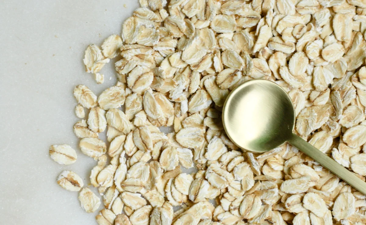 Por qué debes tomar agua de avena sin azúcar