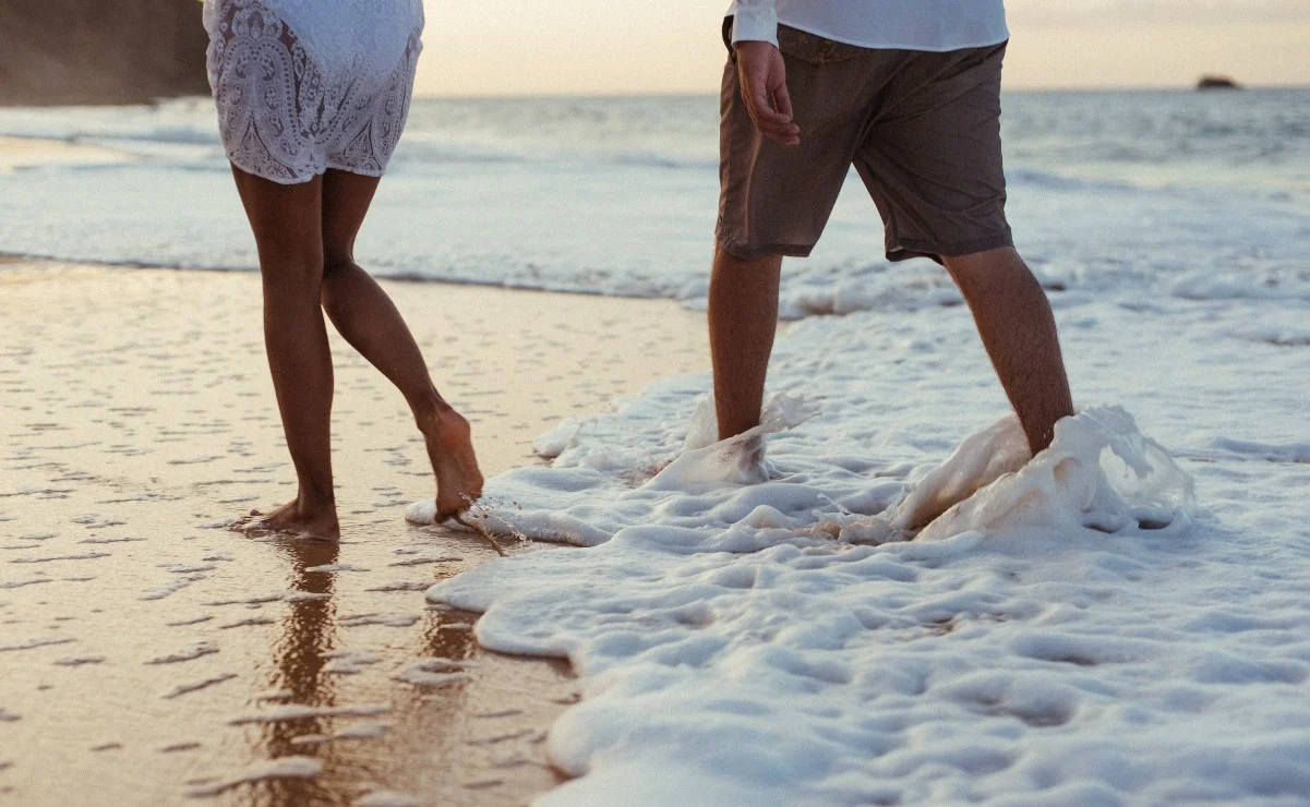 Por qué no debes caminar descalzo en la playa