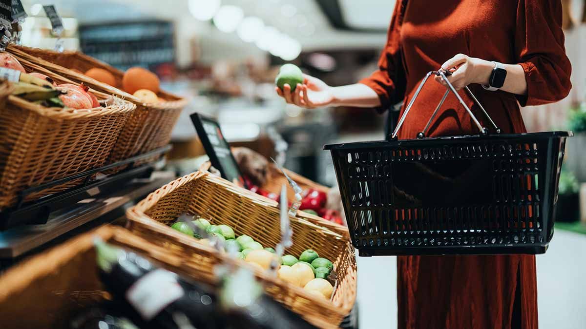 ¡Que no te engañen! Alimentos pueden pesar menos en casa que en el supermercado, experto explica por qué