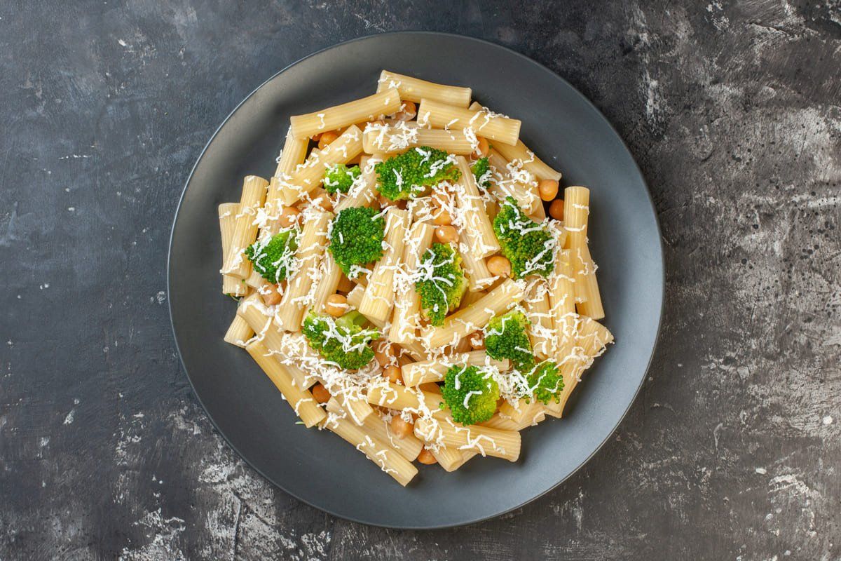 Haz pasta con brócoli y ajo, fácil y económica