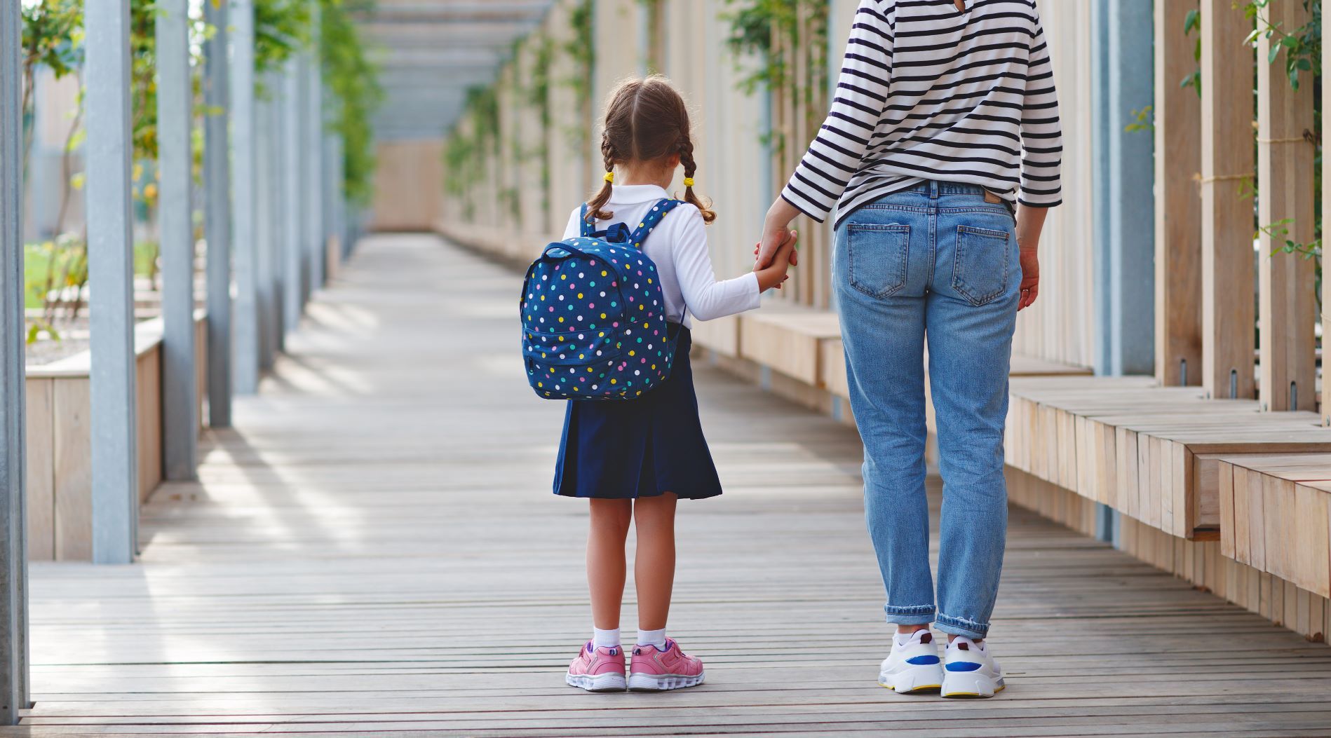 Escuela lanza código de vestimenta para madres de alumnos