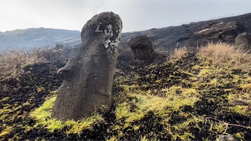 «Los moai están totalmente carbonizados»: un incendio daña parte de las enigmáticas estatuas de la Isla de Pascua
