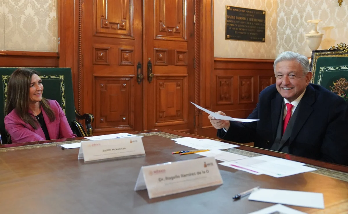 AMLO acuerda con presidenta de Walmart Internacional “hacer todo lo posible para bajar la inflación en alimentos”