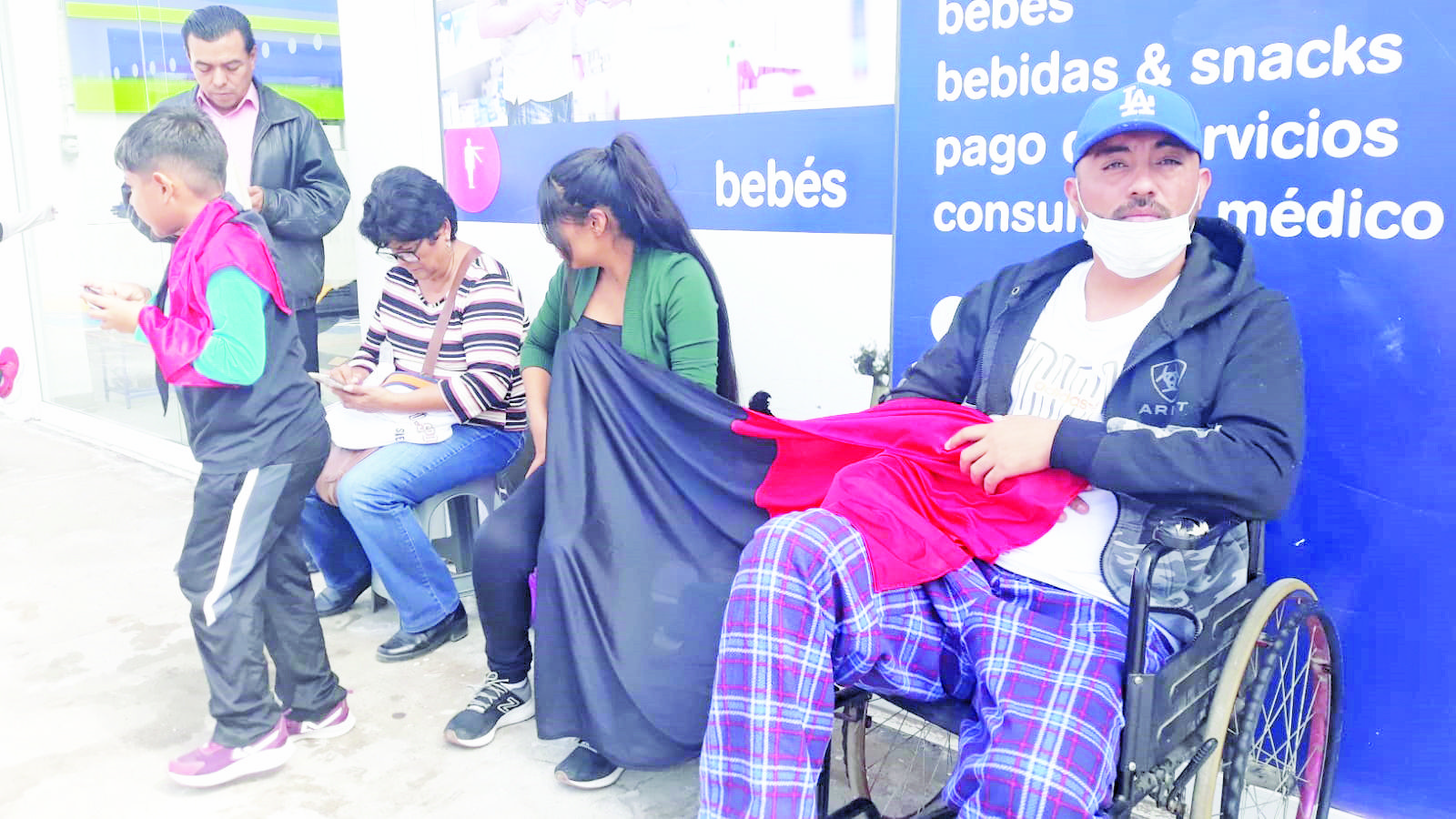 Hace huelga pintor frente a farmacia