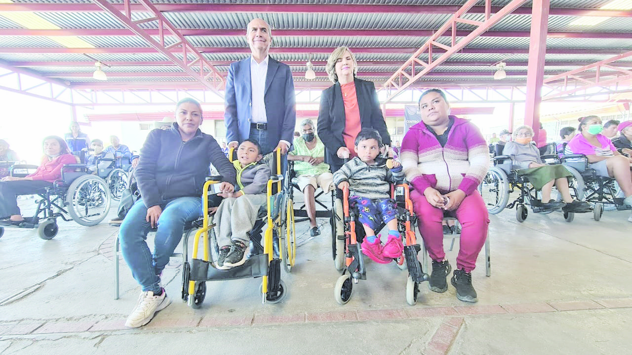 Entrega DIF 32 sillas de ruedas