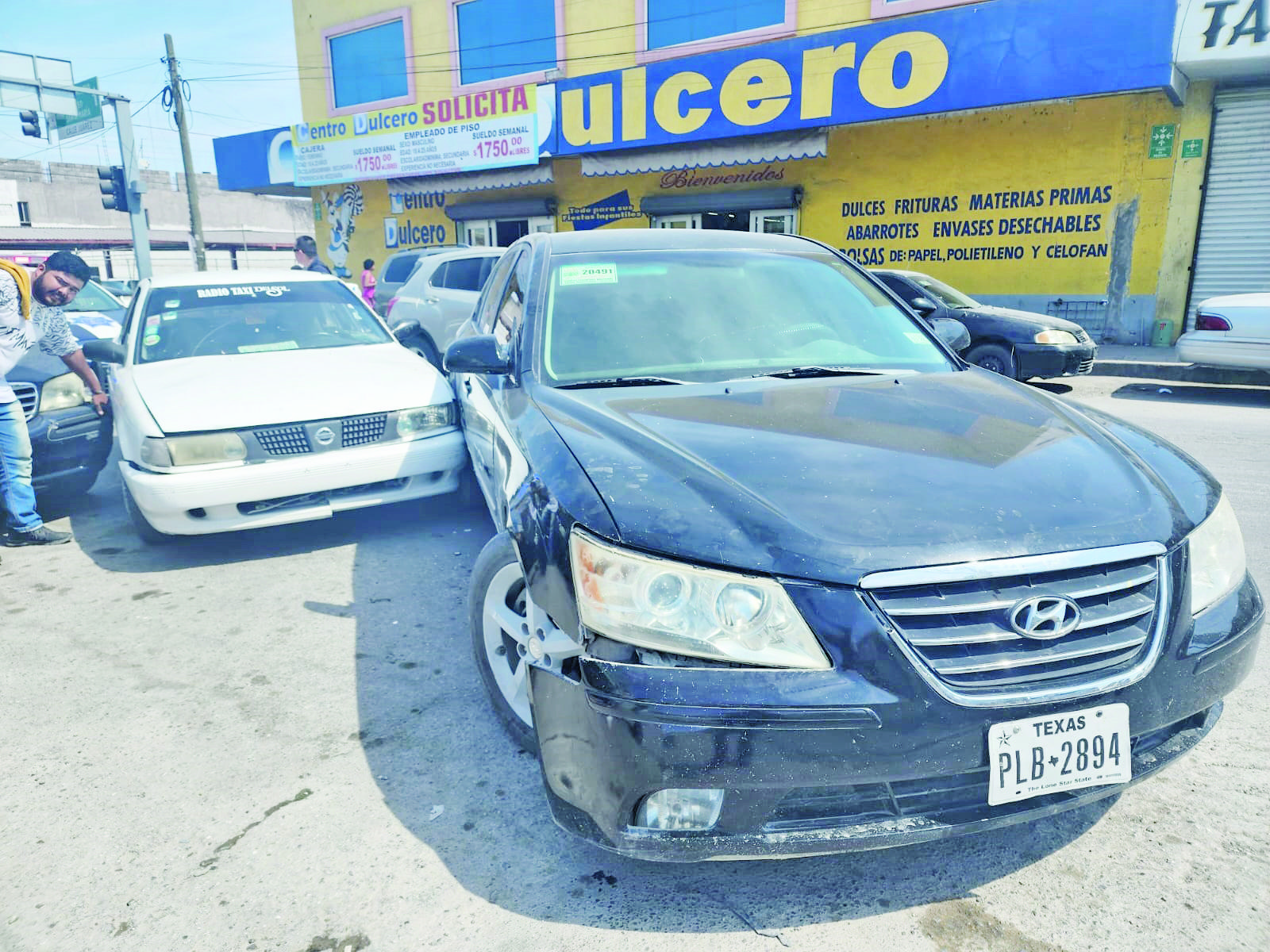 Atrabancada mujer invade carril y choca