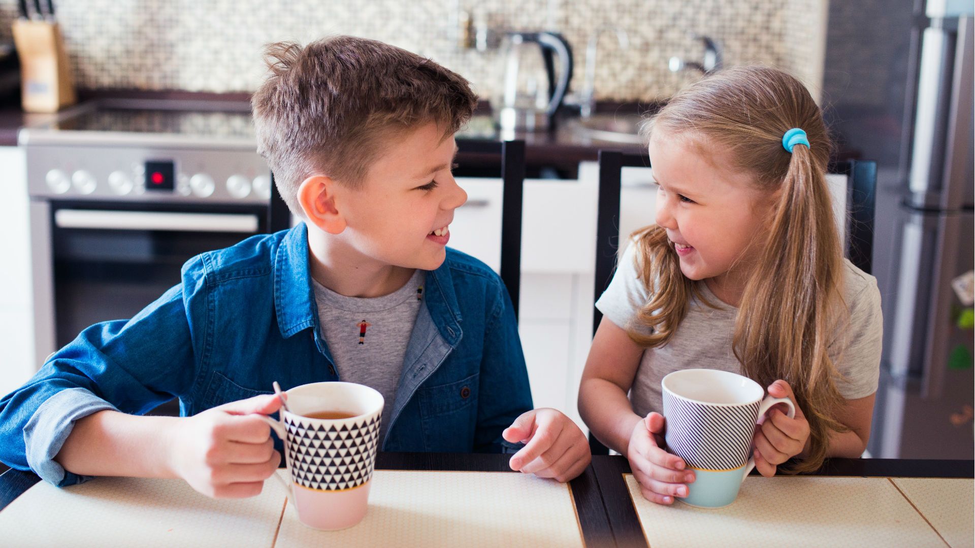 ¿Cuál es el riesgo de dejar que los menores beban café?