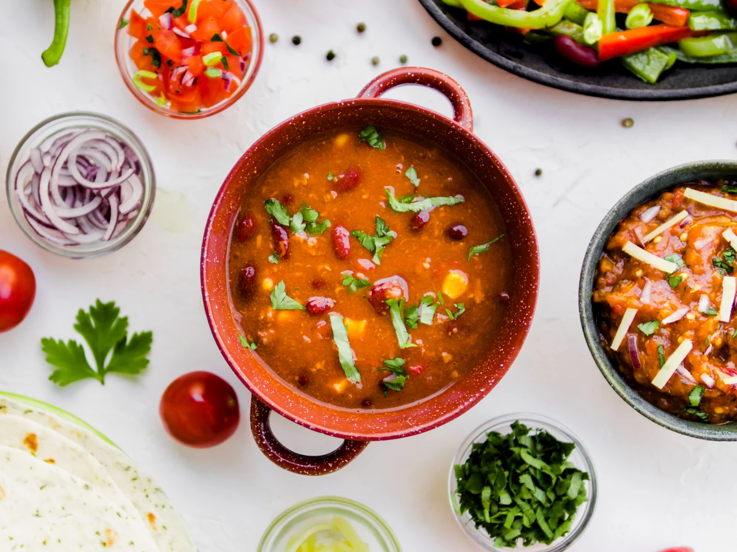 Cocina sopa de tortilla con frijoles