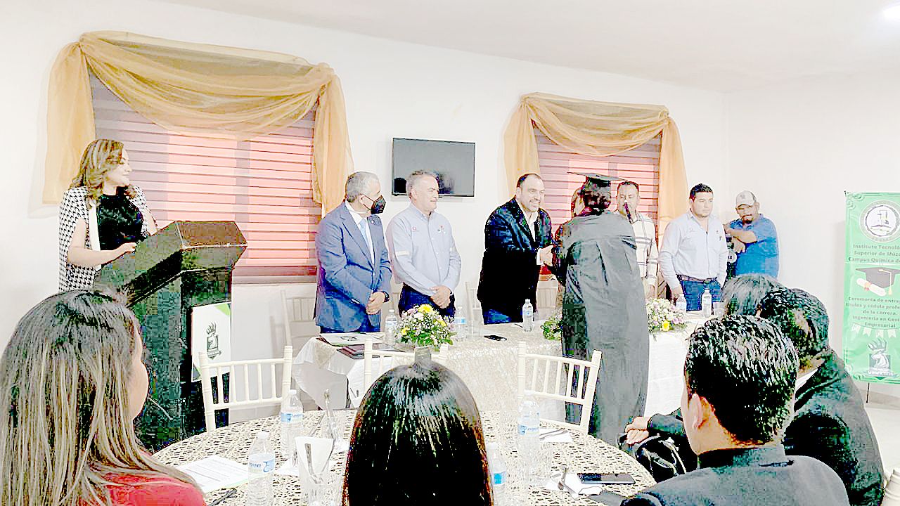 Se gradúan ingenieros de Laguna del Rey y Hércules