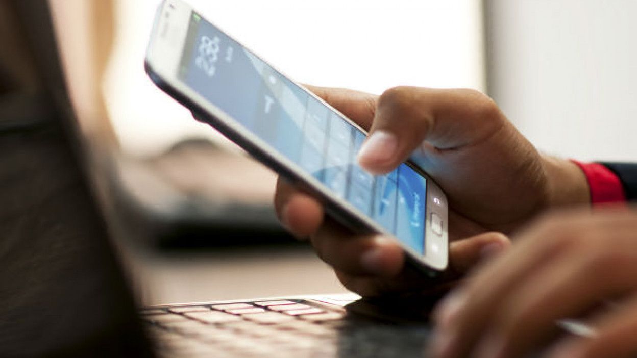 Mexicanos tóxicos: 39% revisa el celular de su pareja