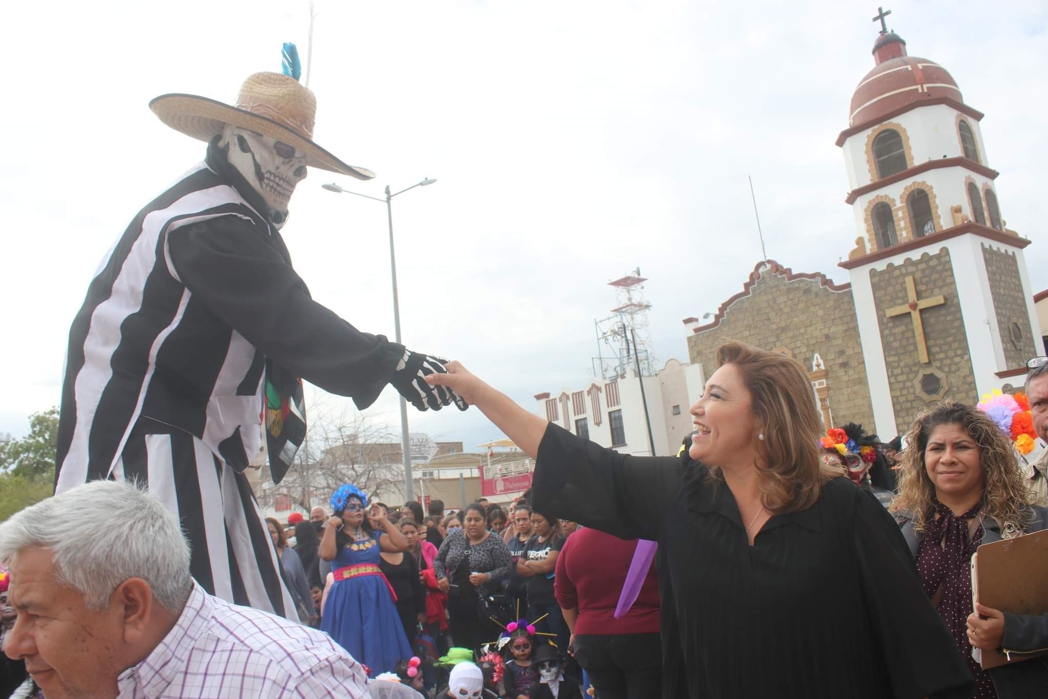 Colocan fotografías de fallecidos y pasan lista