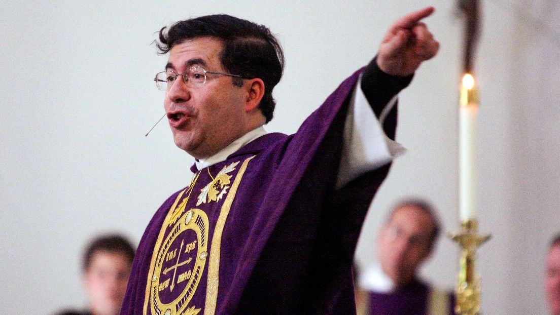 Un sacerdote que puso un feto abortado en un altar es expulsado por el Vaticano