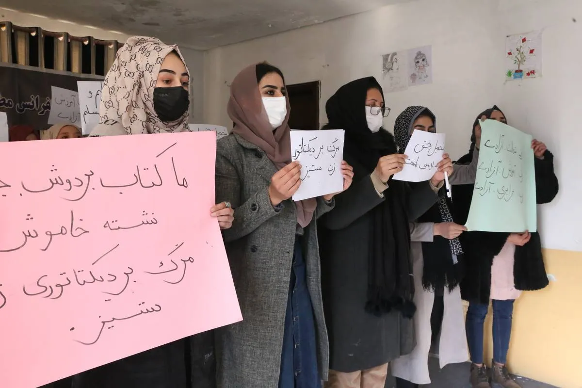 Los talibanes ordenan a las ONG que prohíban a las mujeres ir a su trabajo en Afganistán