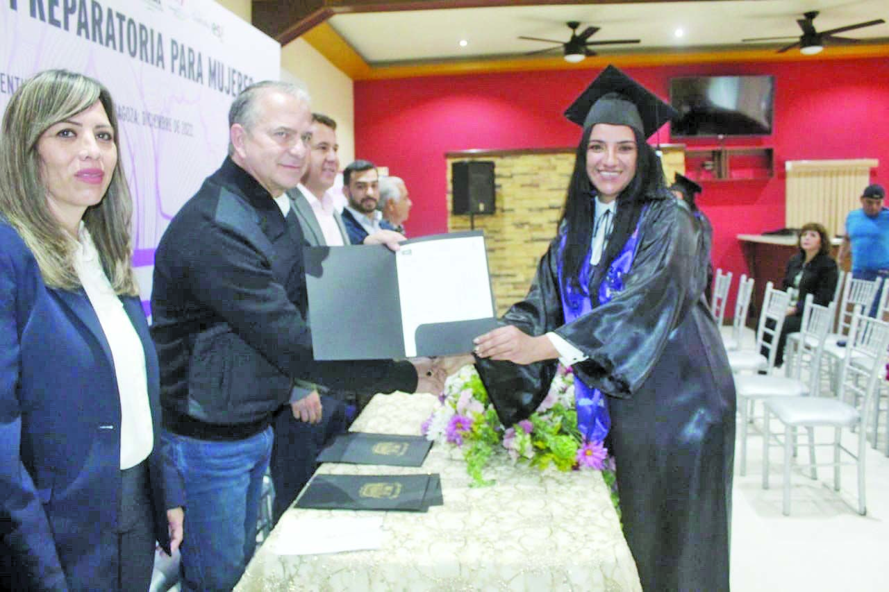 Se gradúan de ‘prepa’ mujeres de San Buena