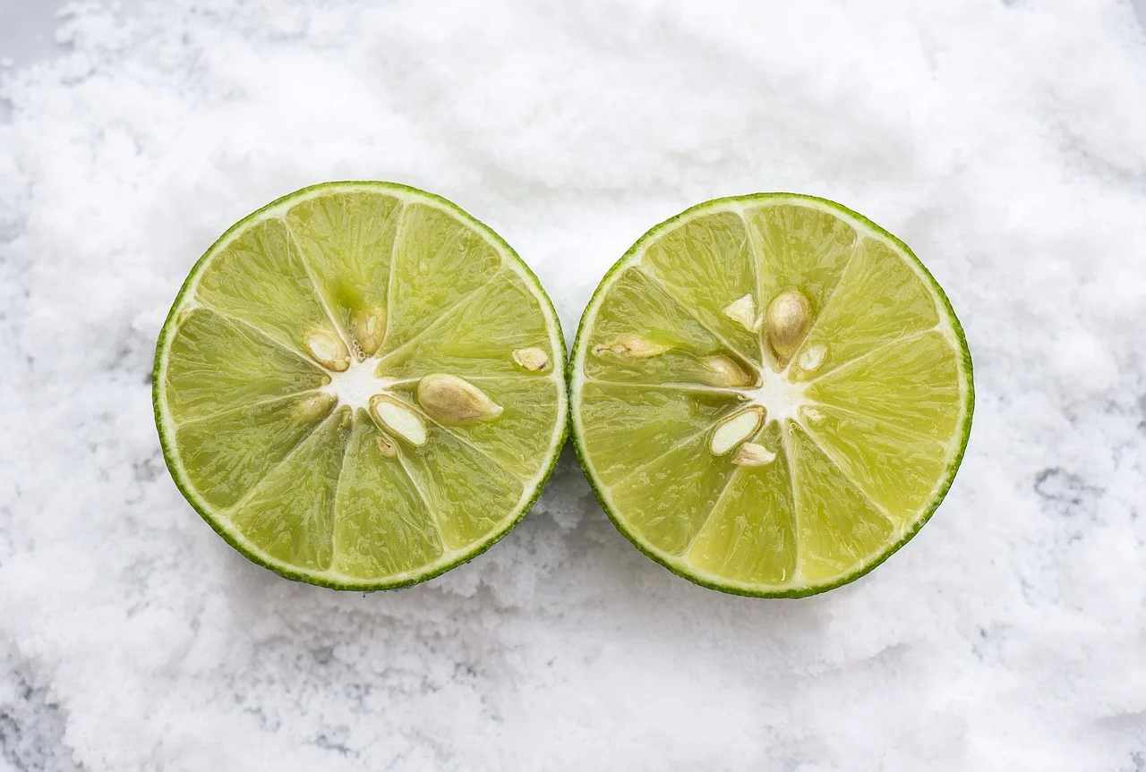 ¿Hace daño comer limón con sal?