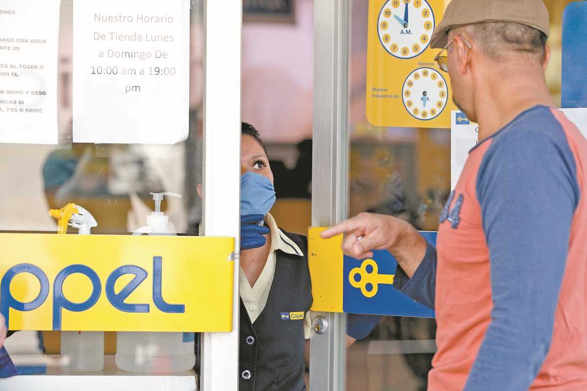 A qué sí y a qué no pueden obligarte las tiendas departamentales cuando debes